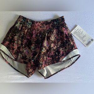Lululemon Hotty Hot LR Short 4” Lined